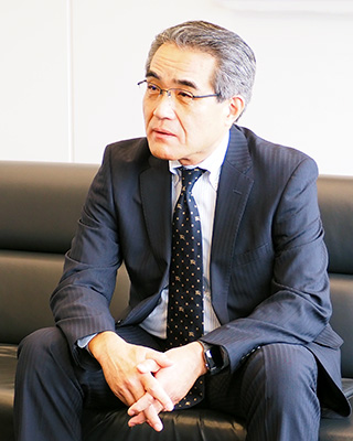 甲斐荘 博司 氏